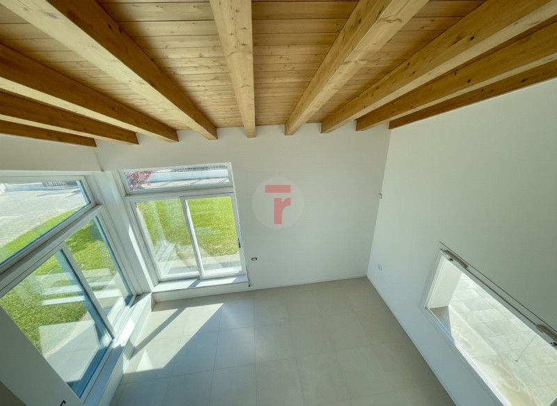 Questa esclusiva bifamiliare rappresenta la perfetta sintesi tra design contemporaneo, tecnologia...