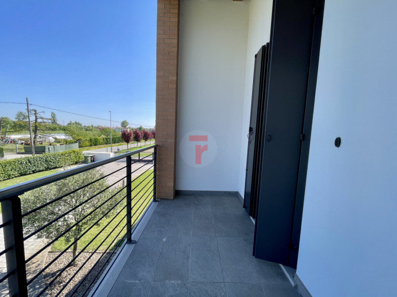 Questa esclusiva bifamiliare rappresenta la perfetta sintesi tra design contemporaneo, tecnologia...