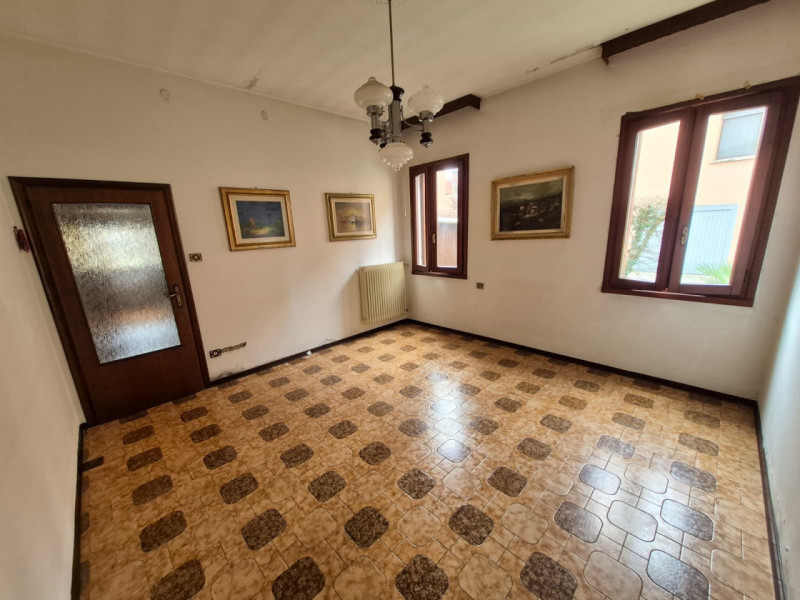 Proponiamo in vendita un occasione imperdibile, una splendida casa singola situata nella tranquil...