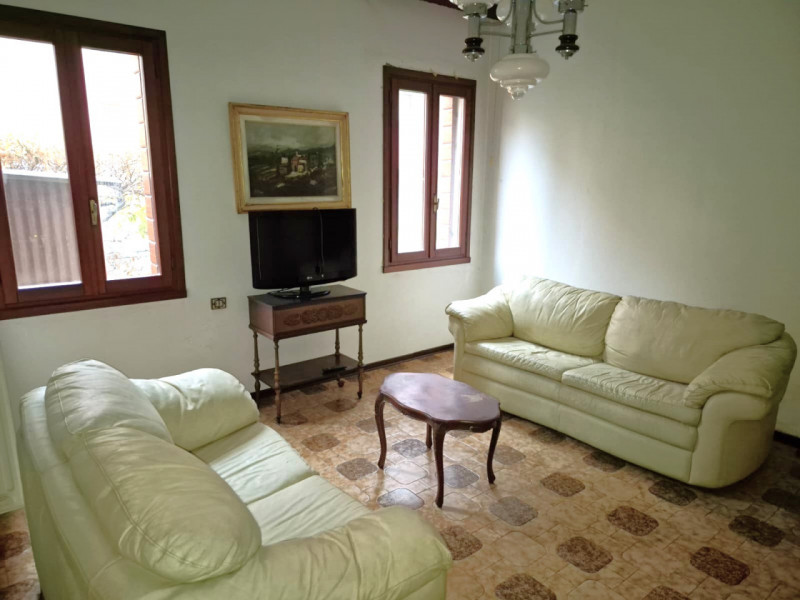 Proponiamo in vendita un occasione imperdibile, una splendida casa singola situata nella tranquil...