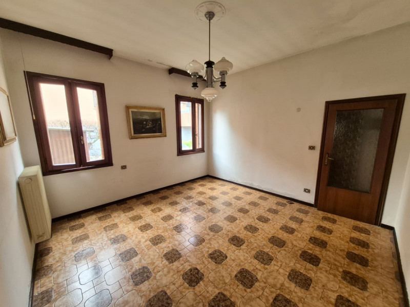 Proponiamo in vendita un occasione imperdibile, una splendida casa singola situata nella tranquil...