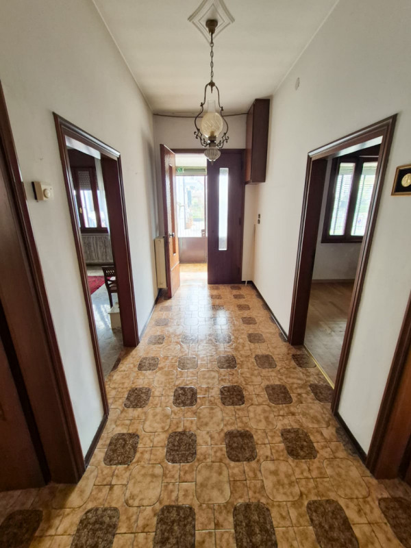 Proponiamo in vendita un occasione imperdibile, una splendida casa singola situata nella tranquil...