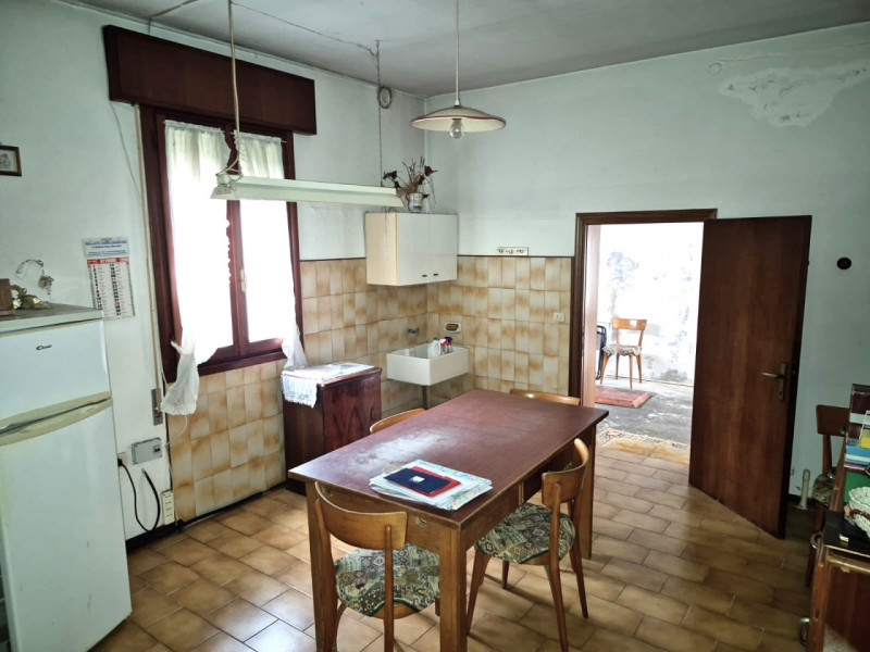 Proponiamo in vendita un occasione imperdibile, una splendida casa singola situata nella tranquil...