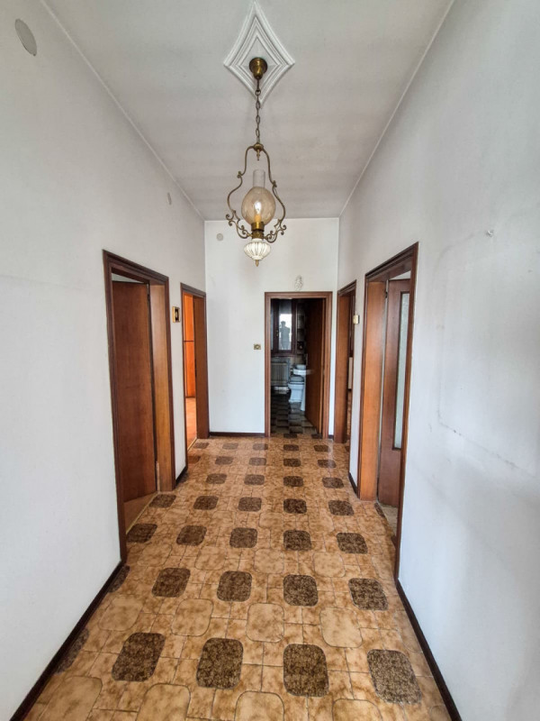 Proponiamo in vendita un occasione imperdibile, una splendida casa singola situata nella tranquil...