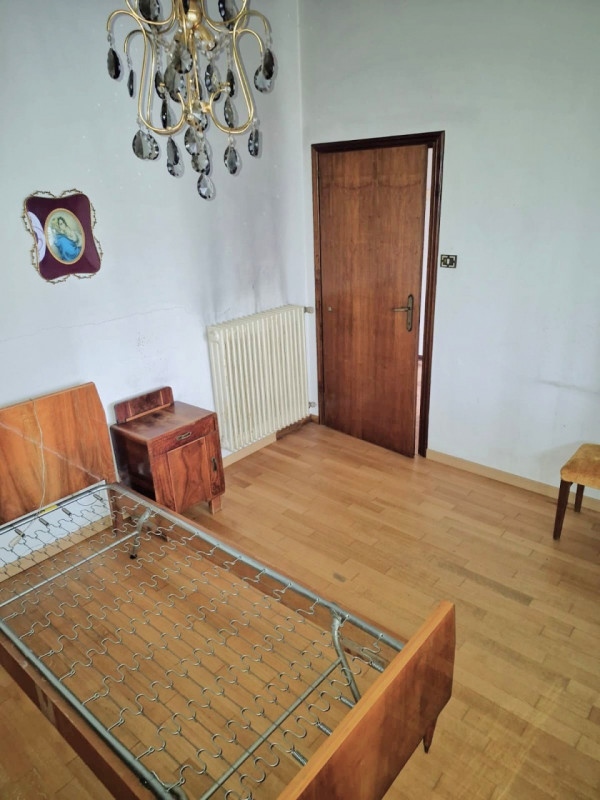 Proponiamo in vendita un occasione imperdibile, una splendida casa singola situata nella tranquil...