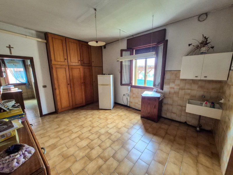 Proponiamo in vendita un occasione imperdibile, una splendida casa singola situata nella tranquil...