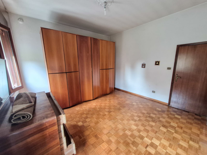 Proponiamo in vendita un occasione imperdibile, una splendida casa singola situata nella tranquil...