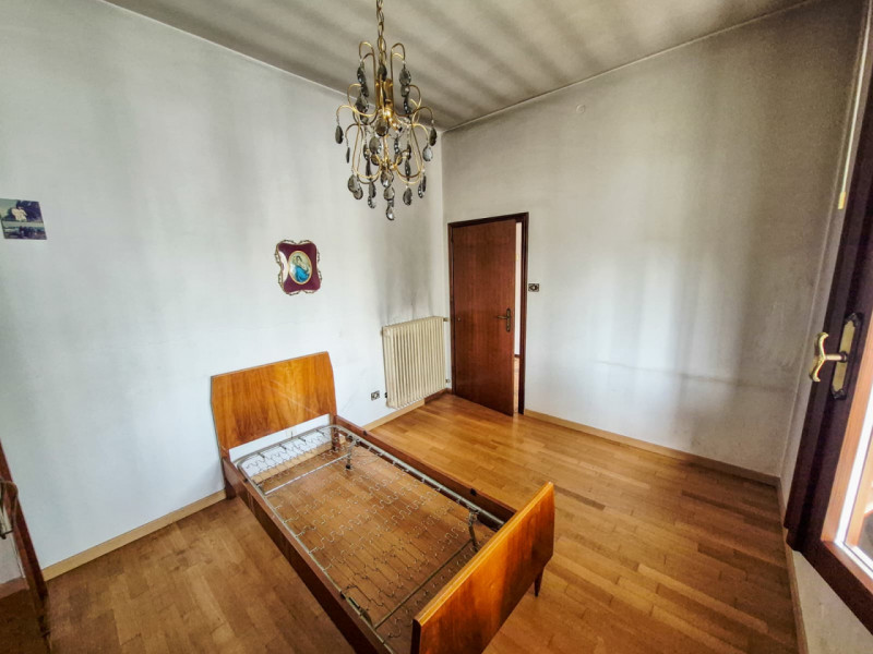 Proponiamo in vendita un occasione imperdibile, una splendida casa singola situata nella tranquil...