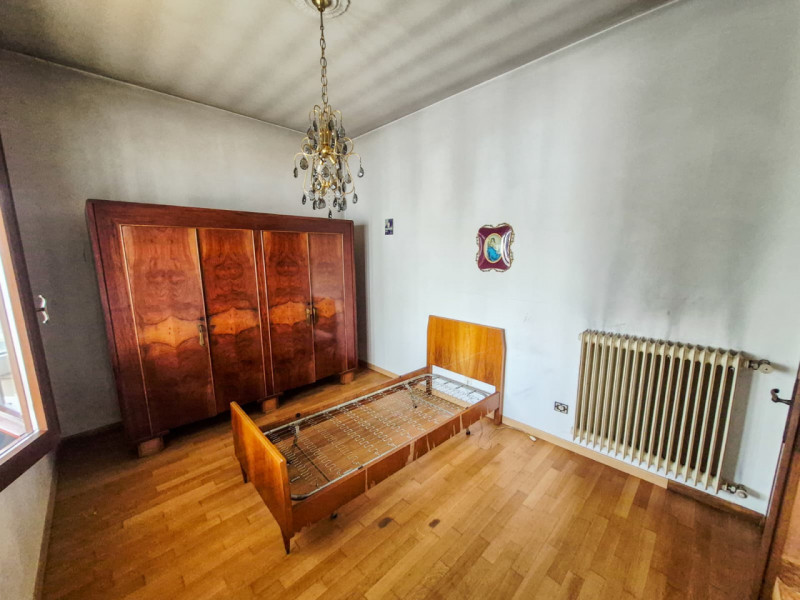 Proponiamo in vendita un occasione imperdibile, una splendida casa singola situata nella tranquil...