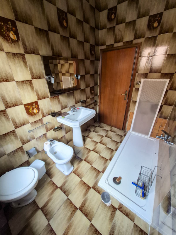 Proponiamo in vendita un occasione imperdibile, una splendida casa singola situata nella tranquil...