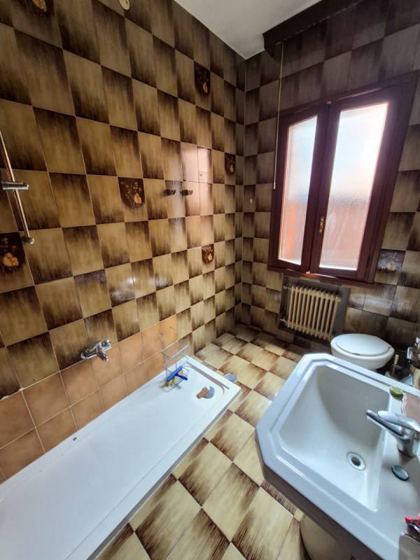 Proponiamo in vendita un occasione imperdibile, una splendida casa singola situata nella tranquil...