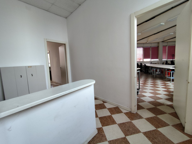 Scopri un'opportunità imperdibile di acquistare un ufficio di ampie dimenzioni in una zona strate...