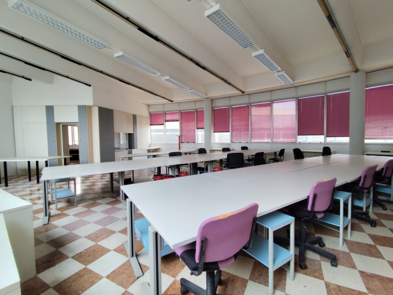 Scopri un'opportunità imperdibile di acquistare un ufficio di ampie dimenzioni in una zona strate...