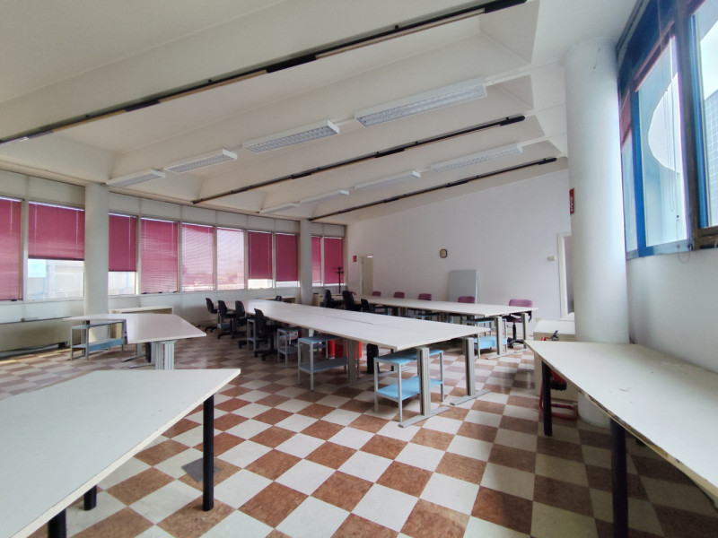 Scopri un'opportunità imperdibile di acquistare un ufficio di ampie dimenzioni in una zona strate...