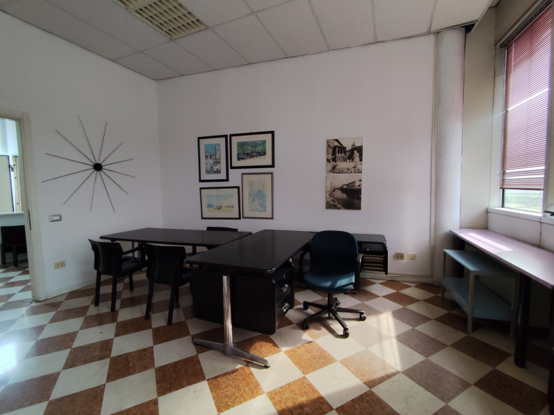 Scopri un'opportunità imperdibile di acquistare un ufficio di ampie dimenzioni in una zona strate...