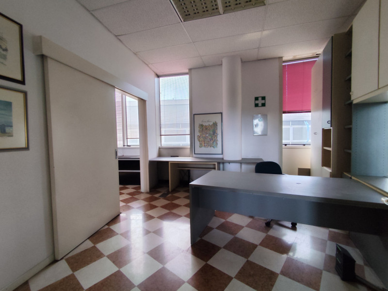 Scopri un'opportunità imperdibile di acquistare un ufficio di ampie dimenzioni in una zona strate...