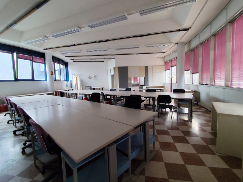 Scopri un'opportunità imperdibile di acquistare un ufficio di ampie dimenzioni in una zona strate...