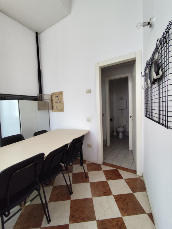 Scopri un'opportunità imperdibile di acquistare un ufficio di ampie dimenzioni in una zona strate...