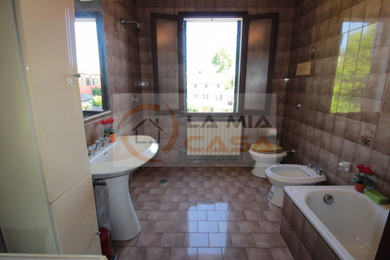 Polverara - Adiacente al campo sportivo e vicina al centro, si propone abitazione a schiera in du...