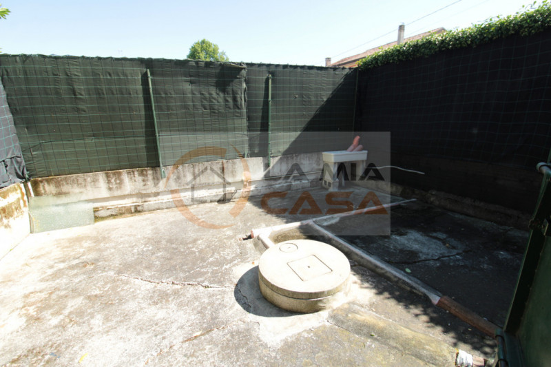 Polverara - Adiacente al campo sportivo e vicina al centro, si propone abitazione a schiera in du...