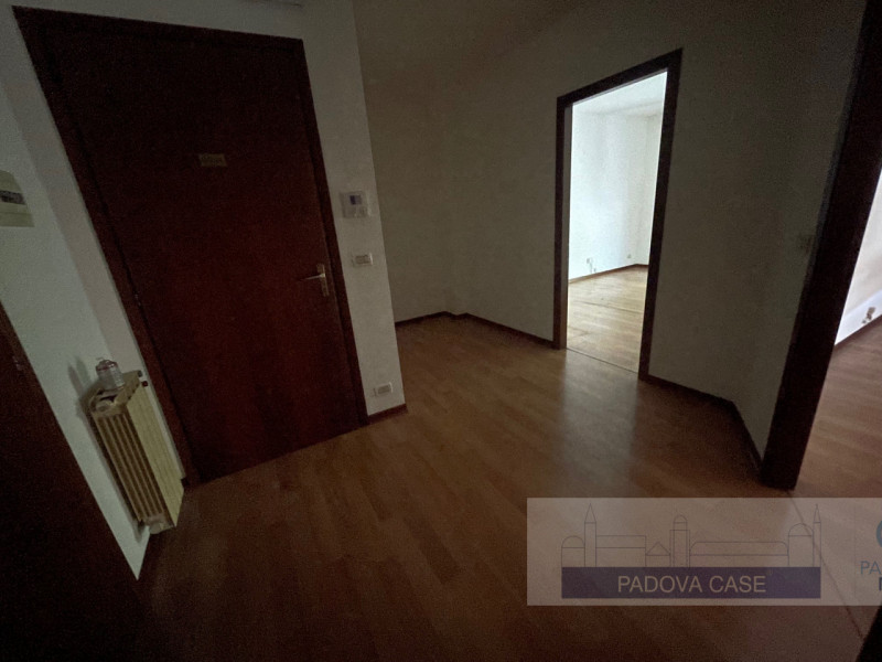 ingresso ampio 
2 uffici 
antibagno 
bagno 

In affitto, proponiamo un luminoso ufficio situato a...