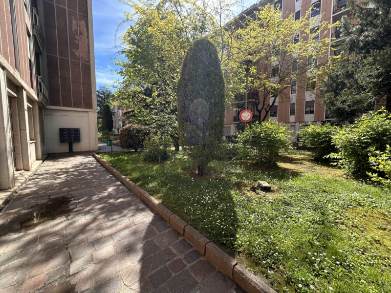 Nel cuore di Viale Mazzini, una delle zone più comode e ricercate di Vicenza, ti presentiamo un l...