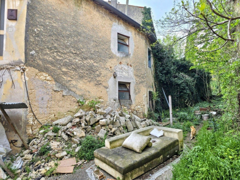 Quest’immobile viene venduto tramite asta online.

Fabbricato residenziale e magazzino, siti nel ...