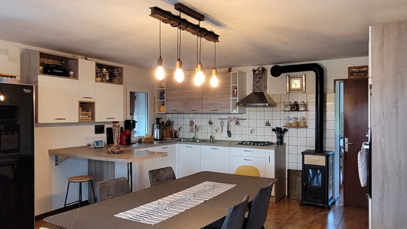 Situata nella cittadina di Mareno di Piave, questa porzione indipendente di casa a schiera è stat...