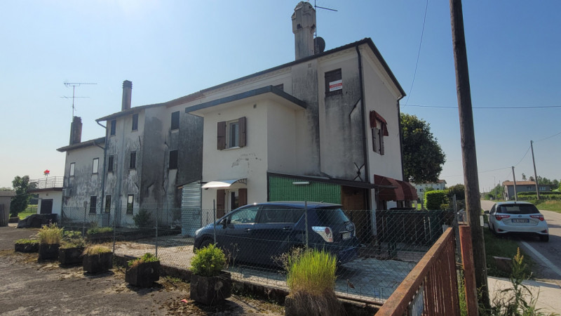 Situata nella cittadina di Mareno di Piave, questa porzione indipendente di casa a schiera è stat...