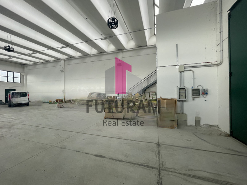 RIF:014NM  -  CAMPONOGARA (VE)  -  PER INFO 0444/310220

Vendesi un capannone di 900 mq in zona a...