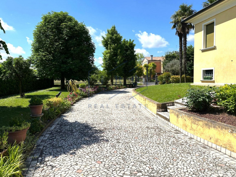 Esclusiva opportunità a Santa Maria di Campagna, a soli 2 km dal centro di Cessalto (TV). Questa ...