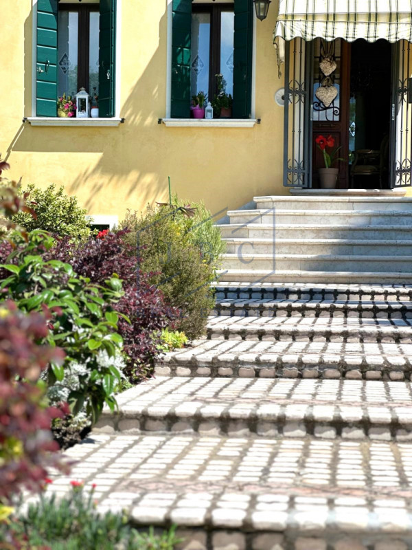 Esclusiva opportunità a Santa Maria di Campagna, a soli 2 km dal centro di Cessalto (TV). Questa ...