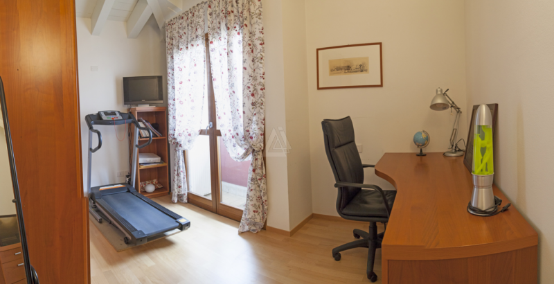 L'Agenzia Immobiliare IRIS propone in vendita elegante e luminoso attico situato all'interno di u...