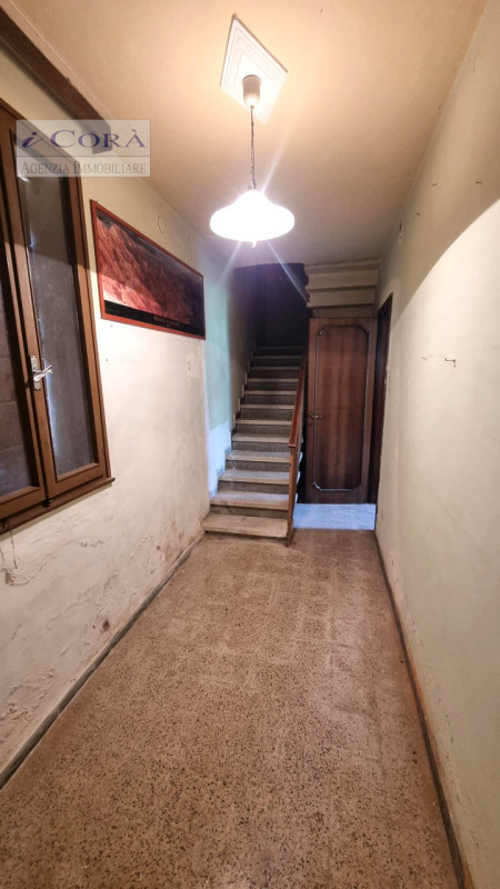 Galzignano Terme, casa singola da ristrutturare con scoperto di proprietà sviluppata su due livel...