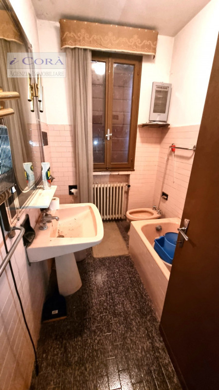 Galzignano Terme, casa singola da ristrutturare con scoperto di proprietà sviluppata su due livel...