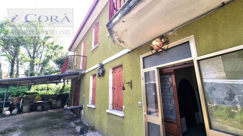 Galzignano Terme, casa singola da ristrutturare con scoperto di proprietà sviluppata su due livel...