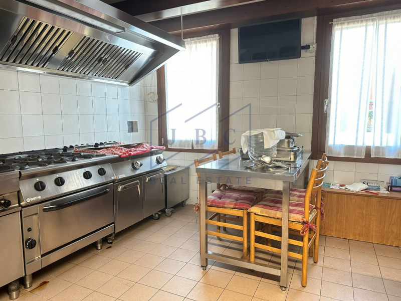 VAZZOLA - (TV)
In frazione di Tezze di Piave, proponiamo in vendita intera proprietà, vicina al c...