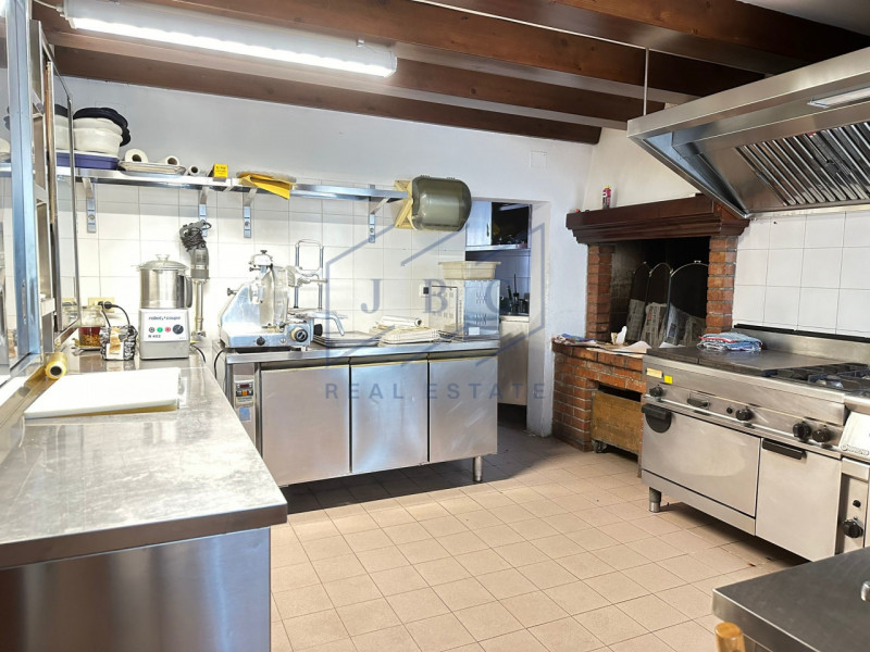 VAZZOLA - (TV)
In frazione di Tezze di Piave, proponiamo in vendita intera proprietà, vicina al c...