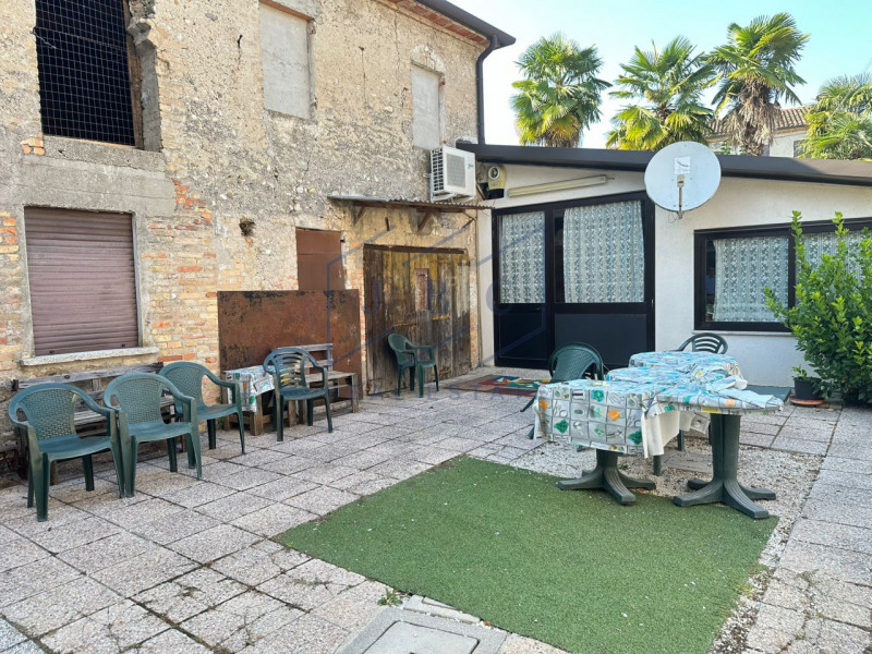 VAZZOLA - (TV)
In frazione di Tezze di Piave, proponiamo in vendita intera proprietà, vicina al c...