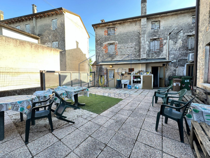 VAZZOLA - (TV)
In frazione di Tezze di Piave, proponiamo in vendita intera proprietà, vicina al c...