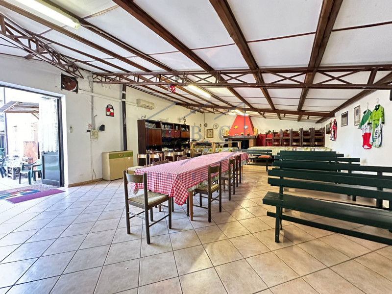 VAZZOLA - (TV)
In frazione di Tezze di Piave, proponiamo in vendita intera proprietà, vicina al c...