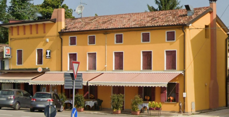 VAZZOLA - (TV)
In frazione di Tezze di Piave, proponiamo in vendita intera proprietà, vicina al c...