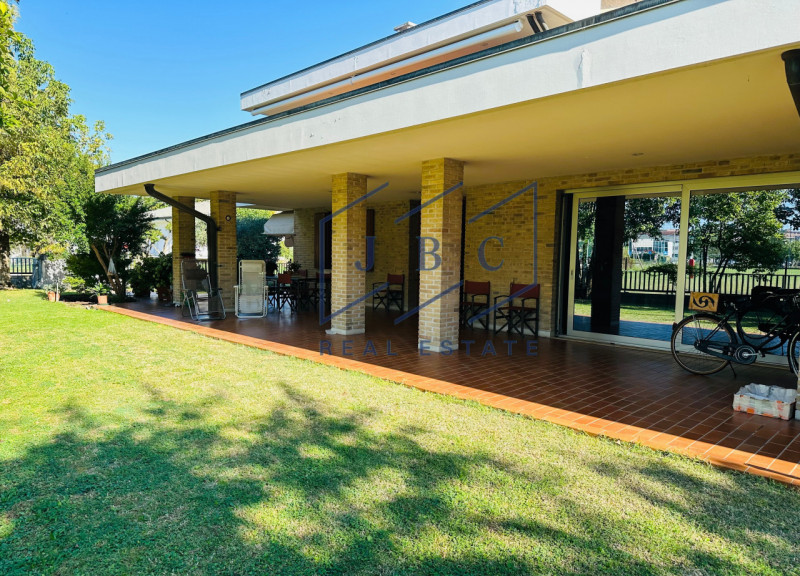 ODERZO - (TV)
Nella prima periferia di Oderzo, proponiamo in esclusiva meravigliosa bifamiliare c...