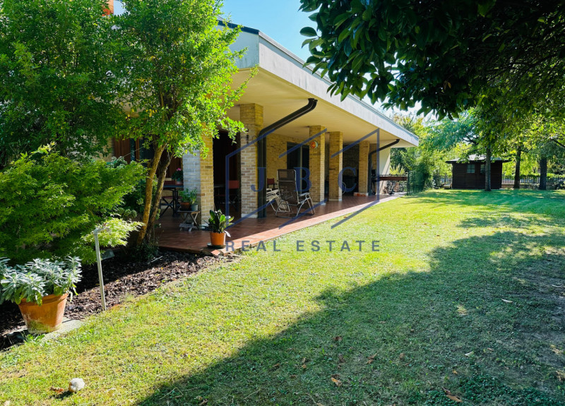 ODERZO - (TV)
Nella prima periferia di Oderzo, proponiamo in esclusiva meravigliosa bifamiliare c...