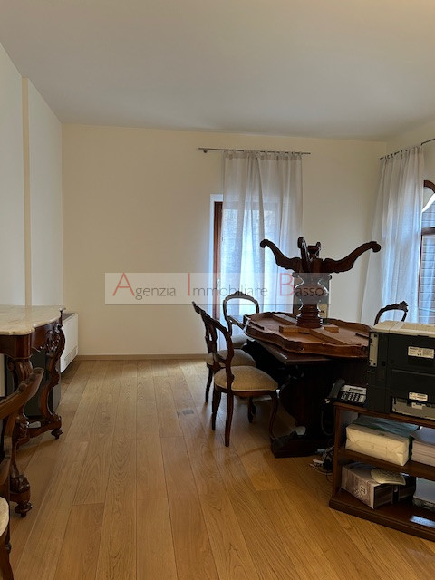 In affitto a Padova, in una posizione strategica e ben servita, proponiamo un ampio ufficio situa...