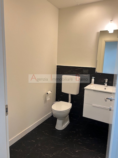 In affitto a Padova, in una posizione strategica e ben servita, proponiamo un ampio ufficio situa...