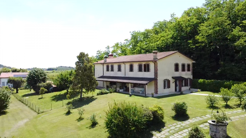 Posizione incantevole
Immersa nel verde della frazione di Val Sanzibio (Galzignano Terme), questa...