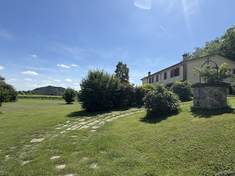 Posizione incantevole
Immersa nel verde della frazione di Val Sanzibio (Galzignano Terme), questa...