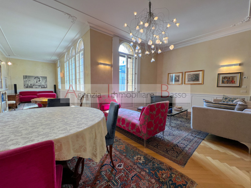 Nel cuore pulsante di Padova, tra le affascinanti Piazze del centro storico, sorge una residenza ...