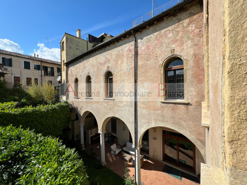 Nel cuore pulsante di Padova, tra le affascinanti Piazze del centro storico, sorge una residenza ...
